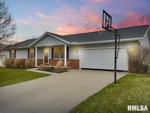 817 Dennis Dr, Eureka, IL 61530 photo 1