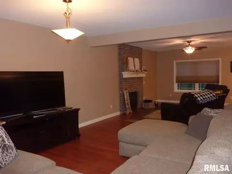 910 Devonshire, Washington, IL 61571 photo 4