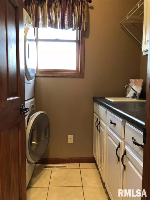 18 E Briarbrook Dr, Macomb, IL 61455 photo 13