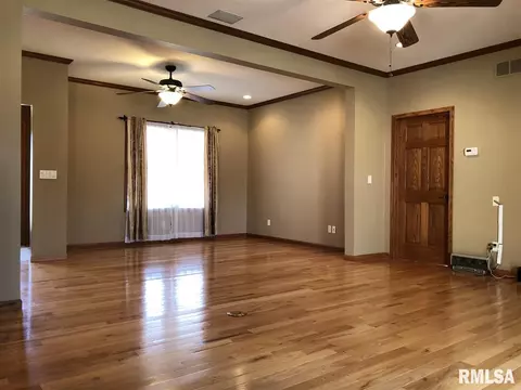 18 E Briarbrook Dr, Macomb, IL 61455 photo 3