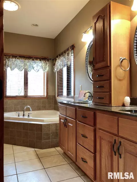 18 E Briarbrook Dr, Macomb, IL 61455 photo 18