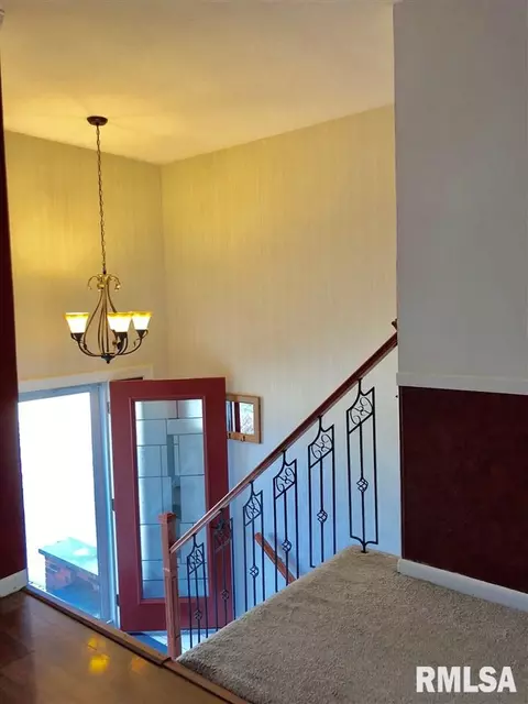 1719 Riverview Dr, Macomb, IL 61455 photo 2