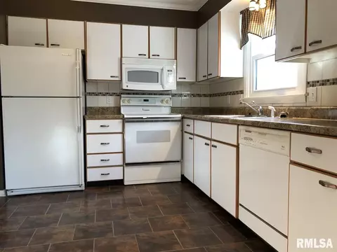 1719 Riverview Dr, Macomb, IL 61455 photo 8
