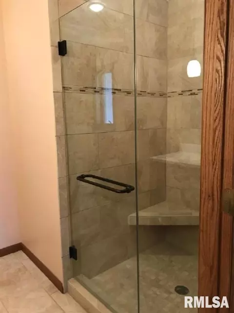 1129 Pennyoaks Dr, Macomb, IL 61455 photo 8