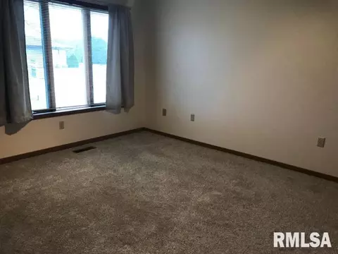 1129 Pennyoaks Dr, Macomb, IL 61455 photo 5