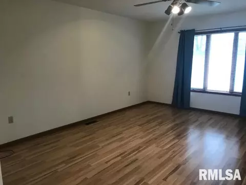 1129 Pennyoaks Dr, Macomb, IL 61455 photo 3