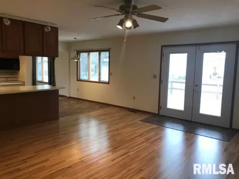 1129 Pennyoaks Dr, Macomb, IL 61455 photo 2