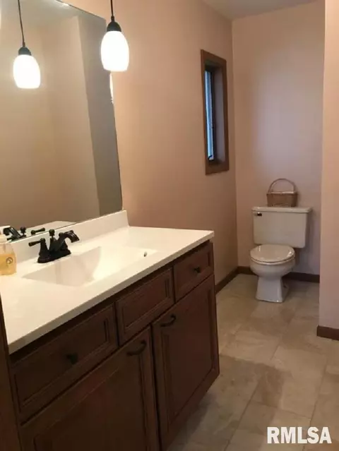1129 Pennyoaks Dr, Macomb, IL 61455 photo 7