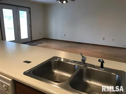1129 Pennyoaks Dr, Macomb, IL 61455 photo 4