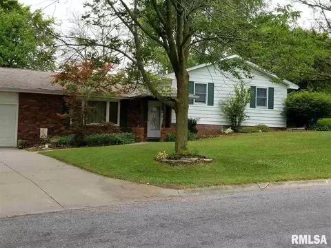 2004 Mitchell Dr, Eureka, IL 61530 photo 1