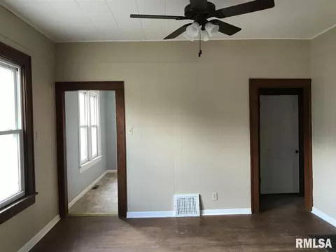 554 S Dudley St, Macomb, IL 61455 photo 3