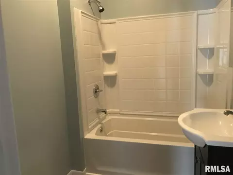 554 S Dudley St, Macomb, IL 61455 photo 6