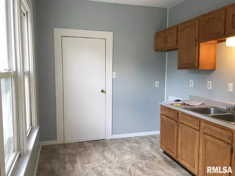 554 S Dudley St, Macomb, IL 61455 photo 8