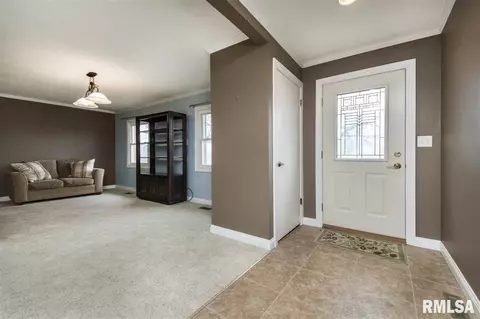 806 Curtis Ct, Eureka, IL 61530 photo 2