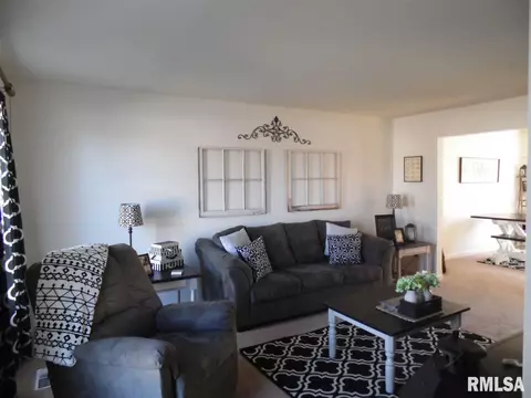 60 Arlington Dr, Macomb, IL 61455 photo 2