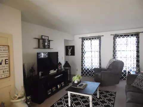 60 Arlington Dr, Macomb, IL 61455 photo 3