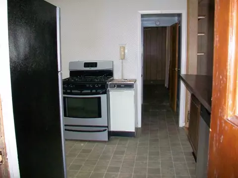 204 E Birch St, Canton, IL 61520 photo 2