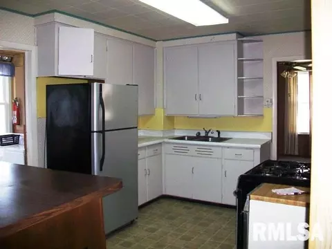 204 E Birch St, Canton, IL 61520 photo 3