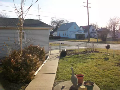 204 E Birch St, Canton, IL 61520 photo 23
