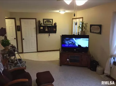 1681 E Myrtle St, Canton, IL 61520 photo 4