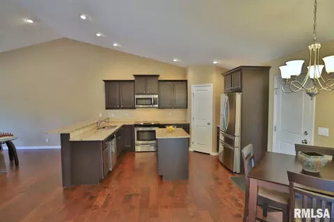 109 W Hillside Ct, Dunlap, IL 61525 photo 3