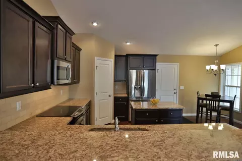 109 W Hillside Ct, Dunlap, IL 61525 photo 6