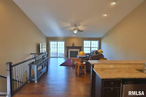 109 W Hillside Ct, Dunlap, IL 61525 photo 2