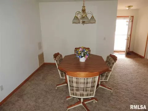 334 Pinecrest Dr, Macomb, IL 61455 photo 4
