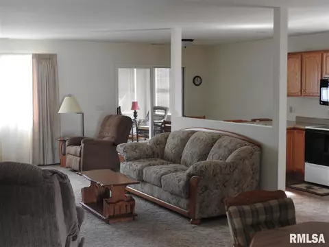 334 Pinecrest Dr, Macomb, IL 61455 photo 2