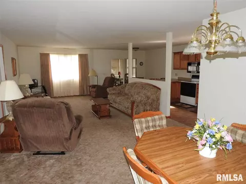 334 Pinecrest Dr, Macomb, IL 61455 photo 3