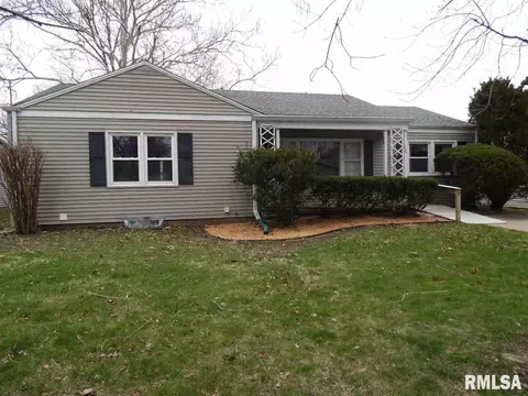 922 Memorial Dr, Macomb, IL 61455 photo 1