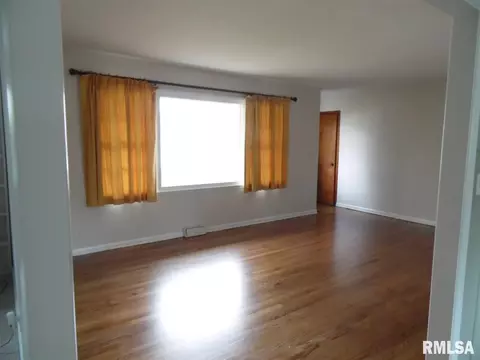 922 Memorial Dr, Macomb, IL 61455 photo 5