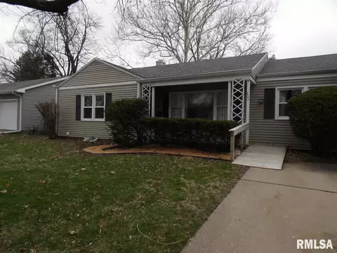 922 Memorial Dr, Macomb, IL 61455 photo 2