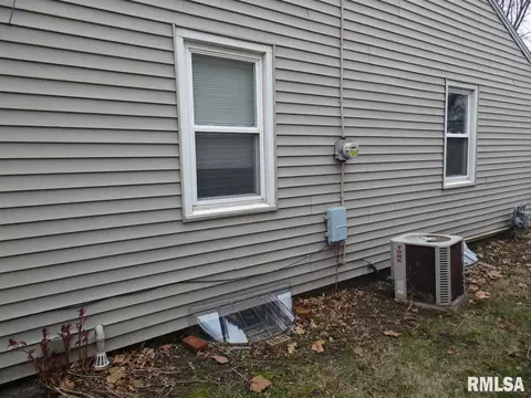922 Memorial Dr, Macomb, IL 61455 photo 22