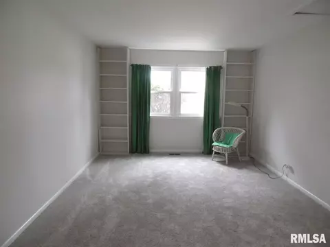 922 Memorial Dr, Macomb, IL 61455 photo 9