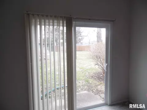 922 Memorial Dr, Macomb, IL 61455 photo 12