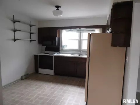 922 Memorial Dr, Macomb, IL 61455 photo 6