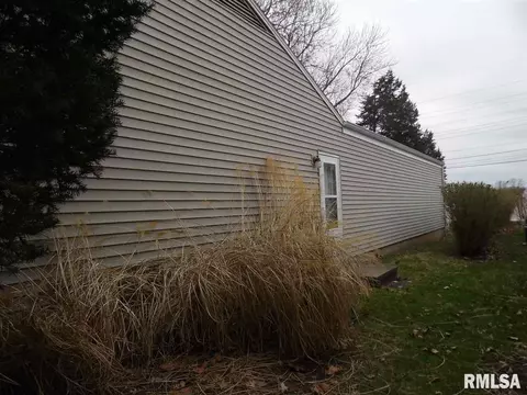 922 Memorial Dr, Macomb, IL 61455 photo 21