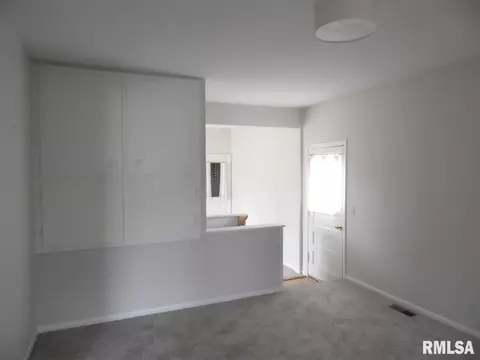 922 Memorial Dr, Macomb, IL 61455 photo 10