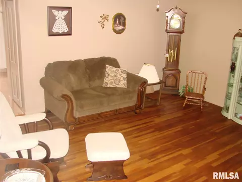 201 Barsi Blvd, Macomb, IL 61455 photo 2