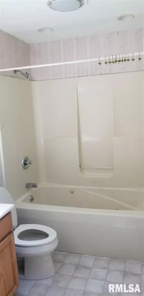 1937 Riverview Dr, Macomb, IL 61455 photo 10