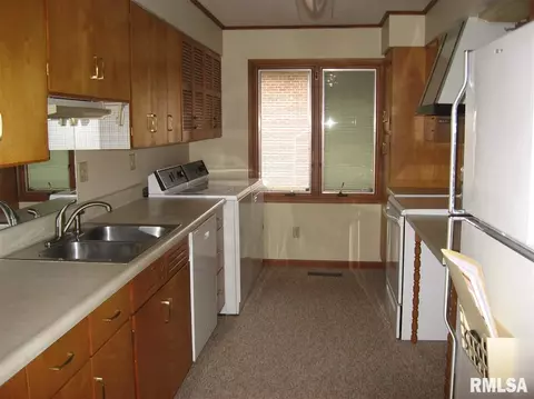 711 E Franklin St, Macomb, IL 61455 photo 9
