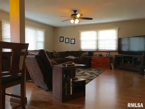 1108 Memorial Dr, Macomb, IL 61455 photo 2