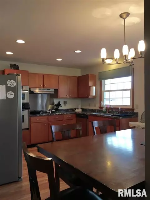 1108 Memorial Dr, Macomb, IL 61455 photo 4