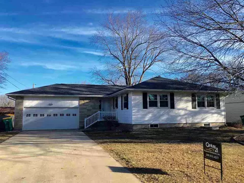 1108 Memorial Dr, Macomb, IL 61455 photo 1