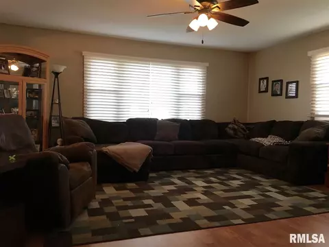 1108 Memorial Dr, Macomb, IL 61455 photo 3