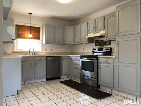700 Memorial Dr, Macomb, IL 61455 photo 10