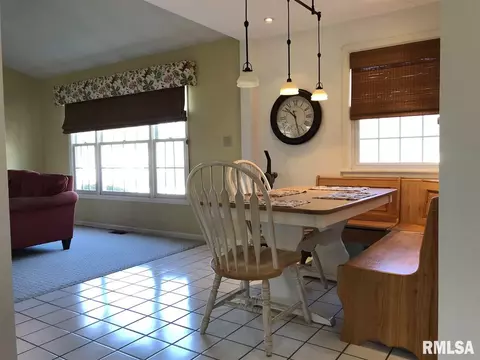 700 Memorial Dr, Macomb, IL 61455 photo 11