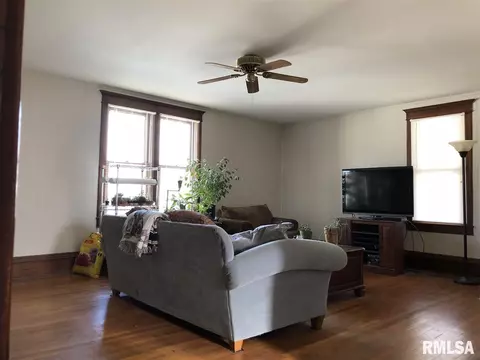 323 E Jefferson St, Macomb, IL 61455 photo 2