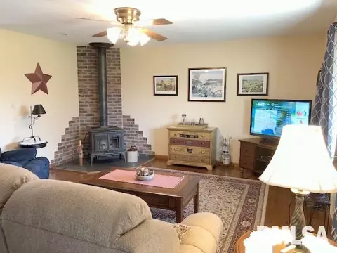 10398 E Cameron Rd, Cuba, IL 61427 photo 2